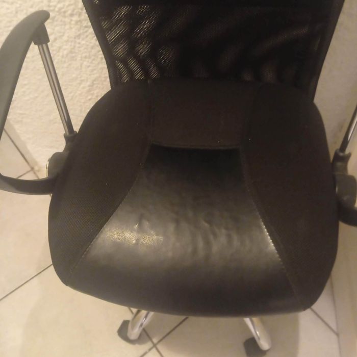 Krzesło biurowe kolor czarny