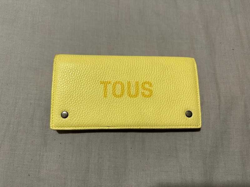 carteira amarela tous com letras amarelas escuras