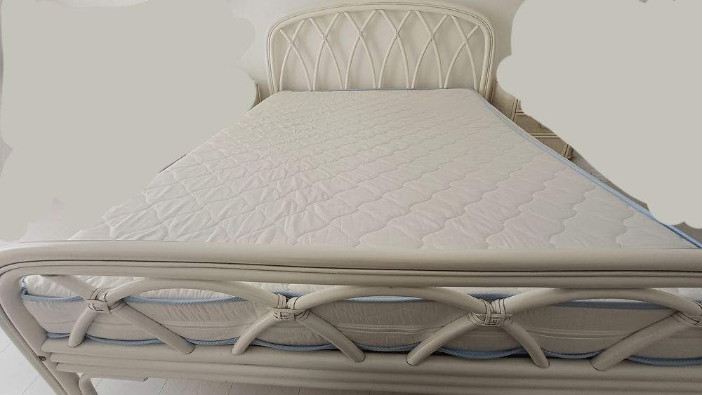 cama de casal de bambu com colchão e estrado