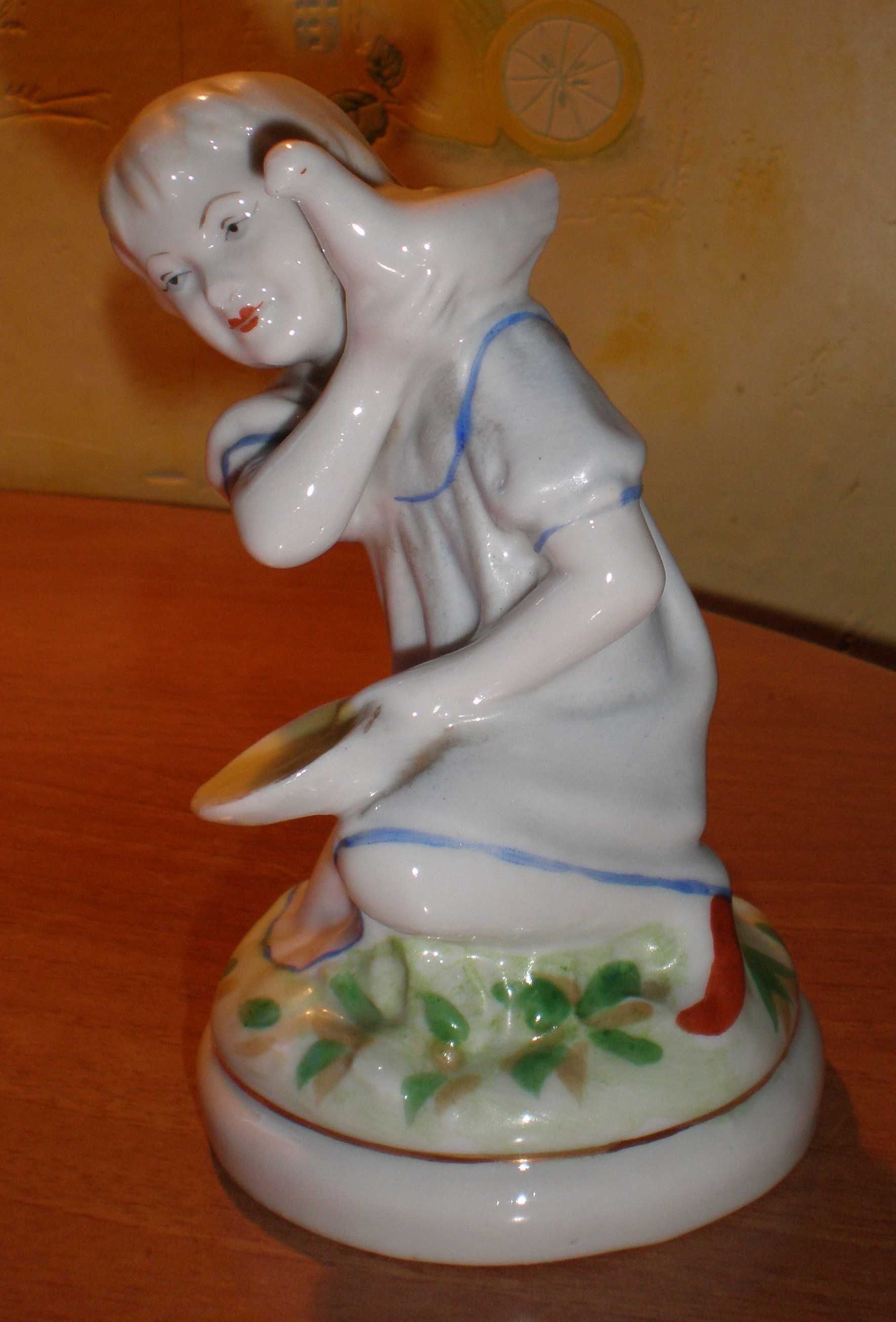 Фарфоровая статуэтка Девочка с голубем, Полонне.
