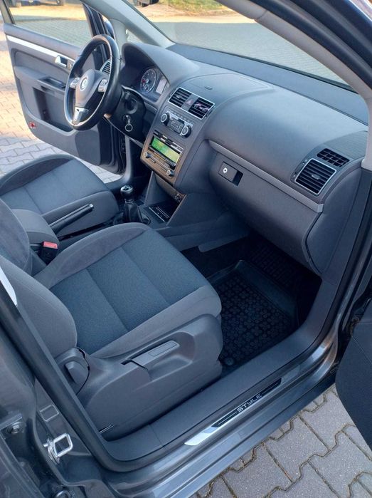 Volkswagen Touran 2.0 TDI 140 KM CR wersja STYLE 7 osobowy HAK Webasto