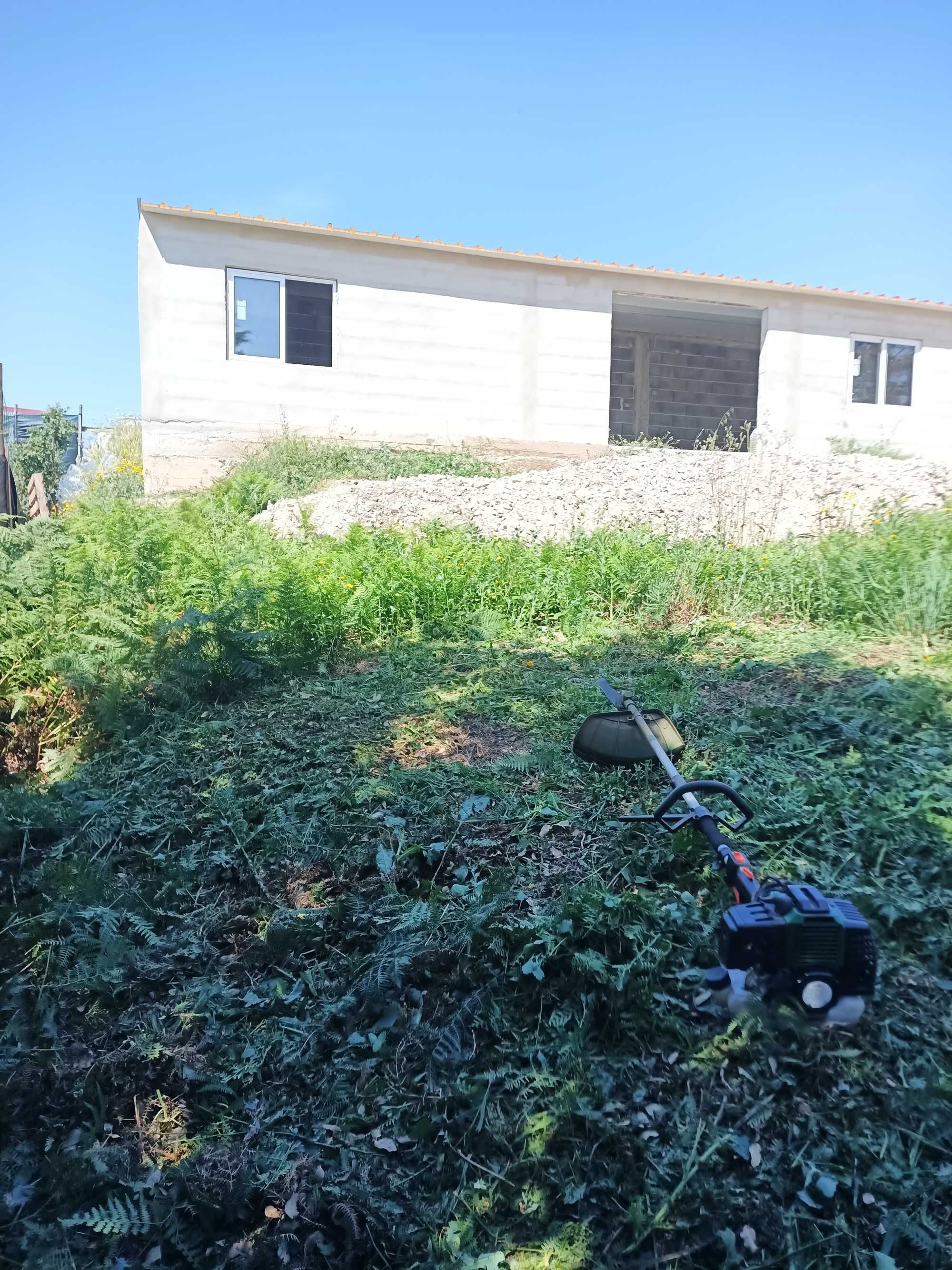 Limpeza de terrenos e manutenção de jardins.