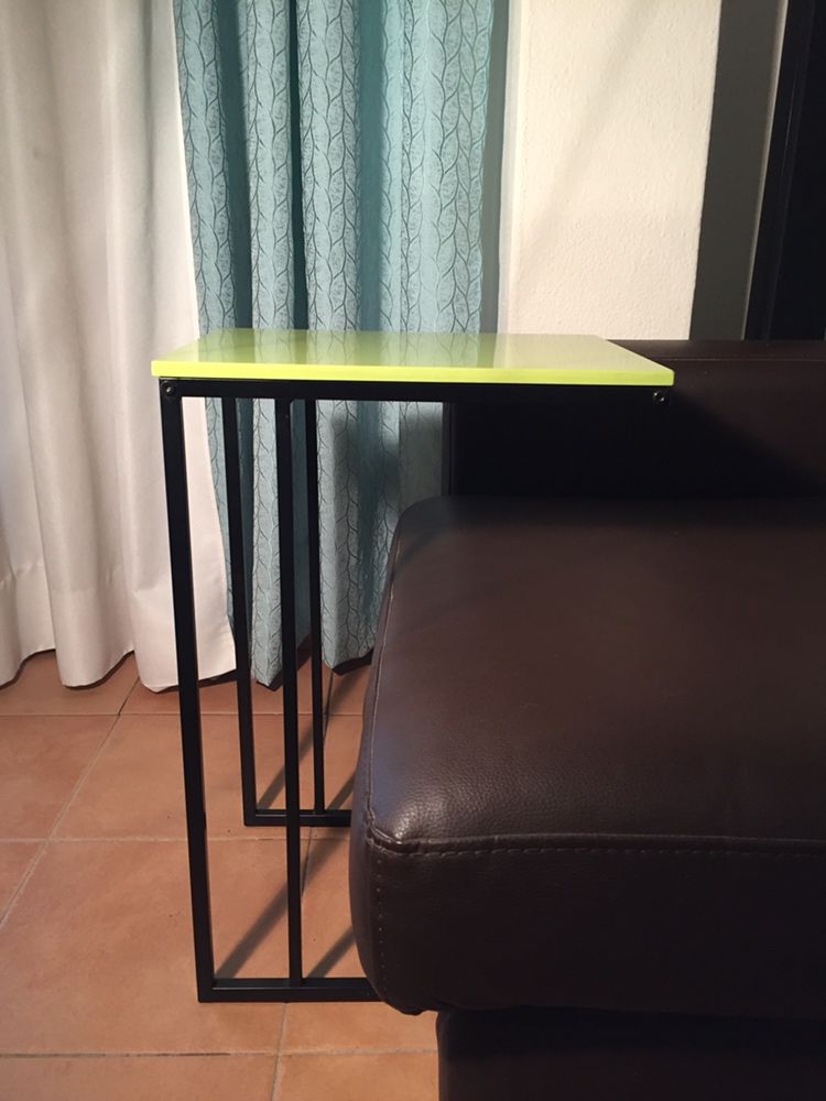 Mesa de apoio com tampo em Silestone