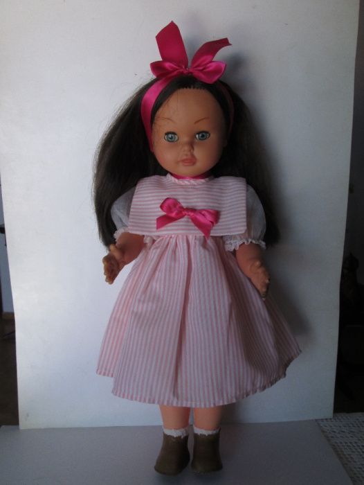 Boneca de porcelana e boneca em borracha