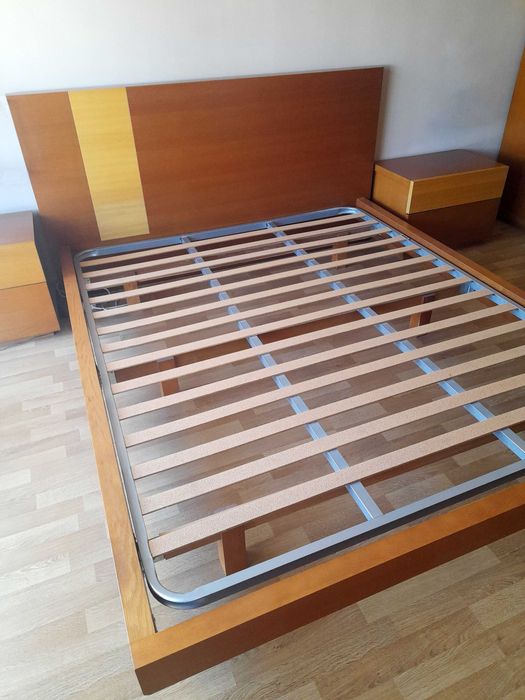 Mobilia de Quarto: cama de casal, 2 mesas de cabeceira, 2 cómodas