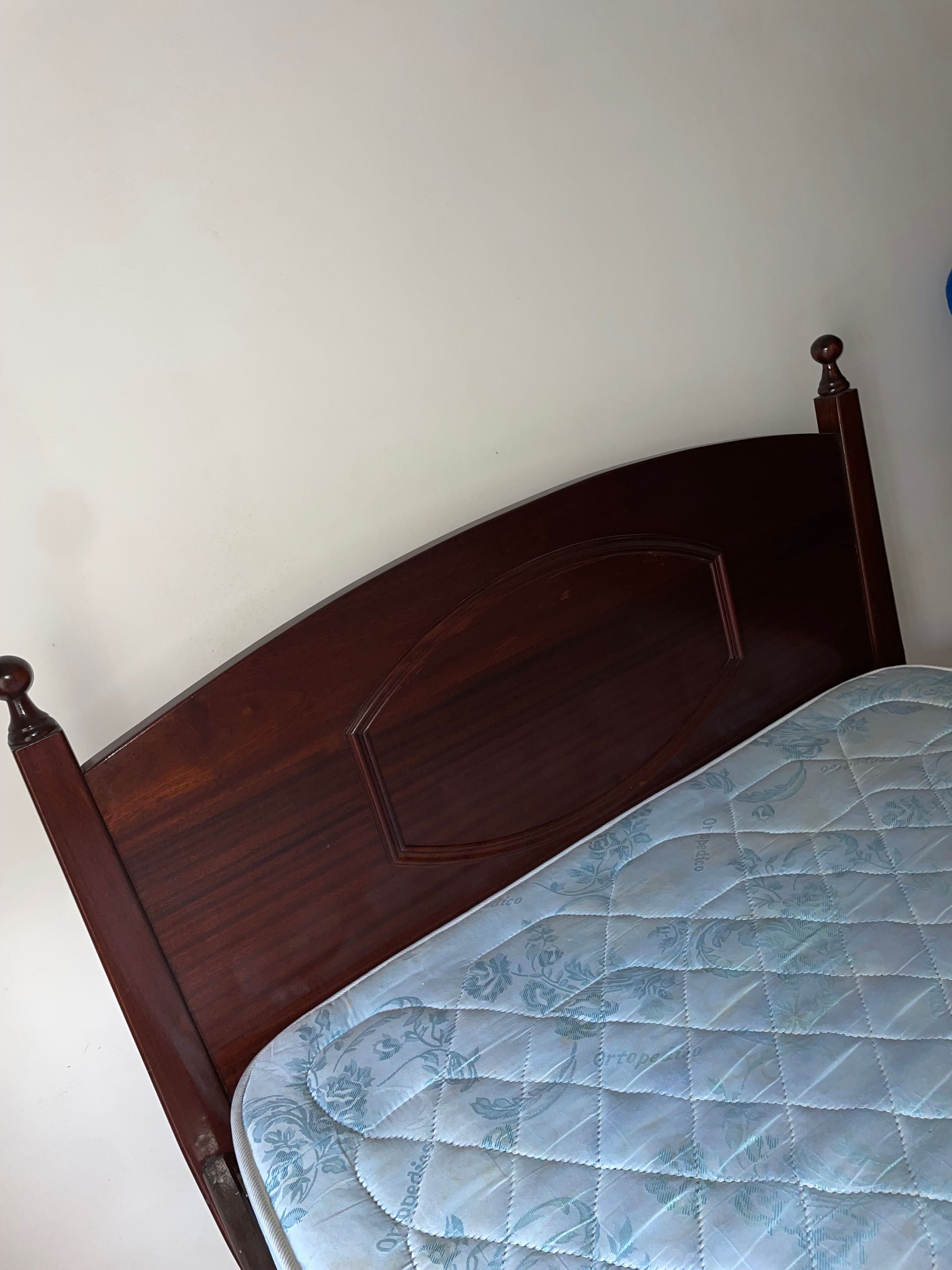 Cama feita em madeira + colchão
