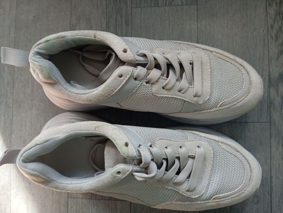 Кросівки на високій підошві сірого кольору