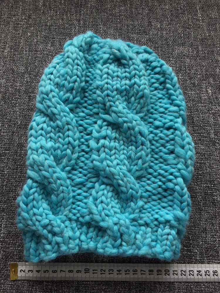 Gruba niebieska czapka na zimę zrobiona na drutach przez mamę