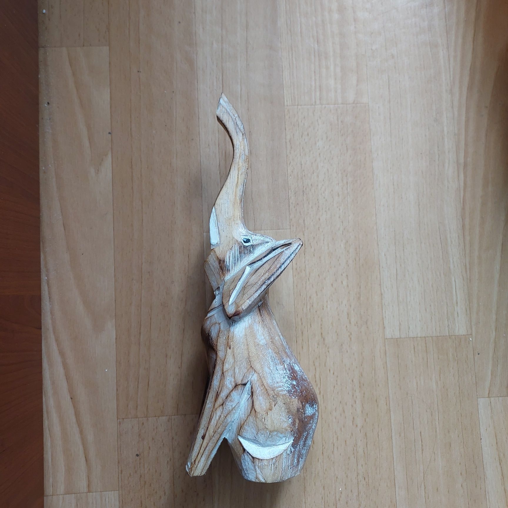 Słoń wyrzezbiony w drzewie, wys 15 a z trąbą 25cm,