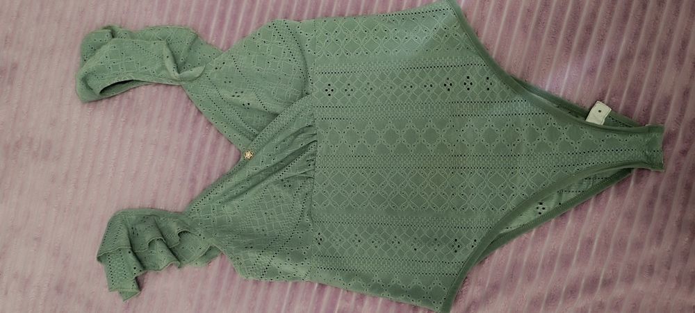 Body verde com folhos tamanho M