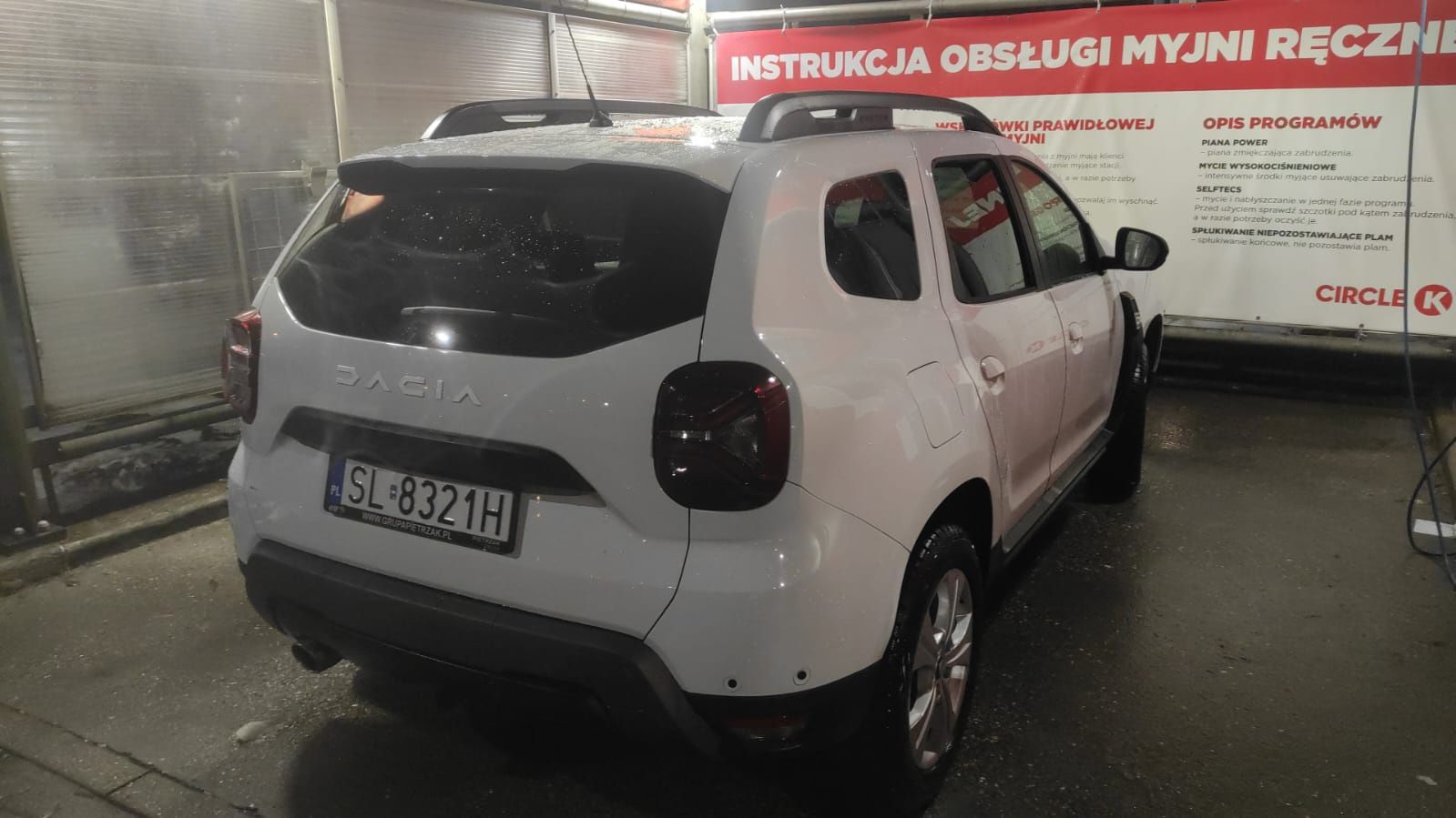 Duster 2 po liftingu z oryginalnym hakiem.