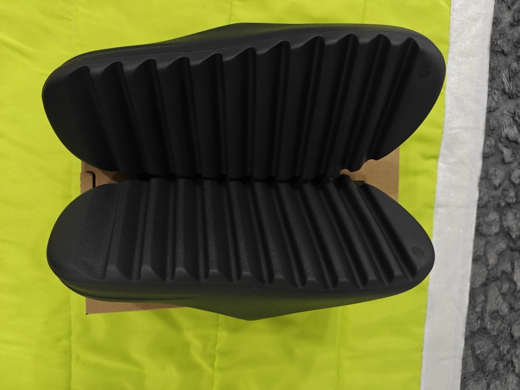 Yeezy slide onyx tamanho 41/44/46/47/48