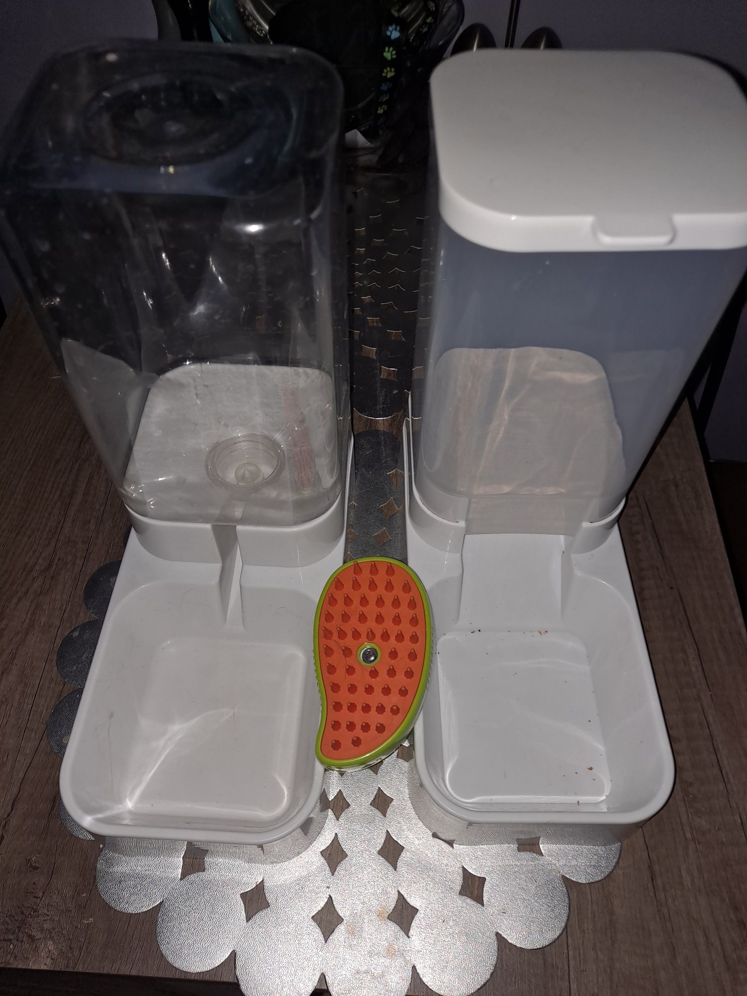 Pojemniki na wodę i sucha karmę oraz szczotka wodna