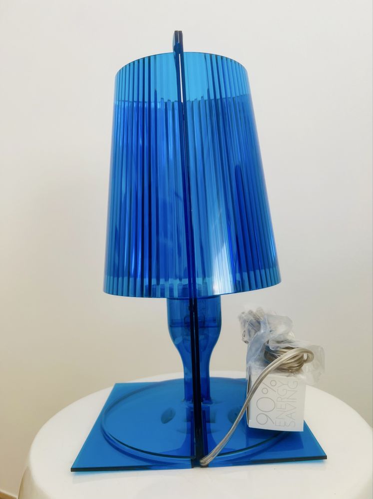 Candeeiro de mesa azul marca kartell take