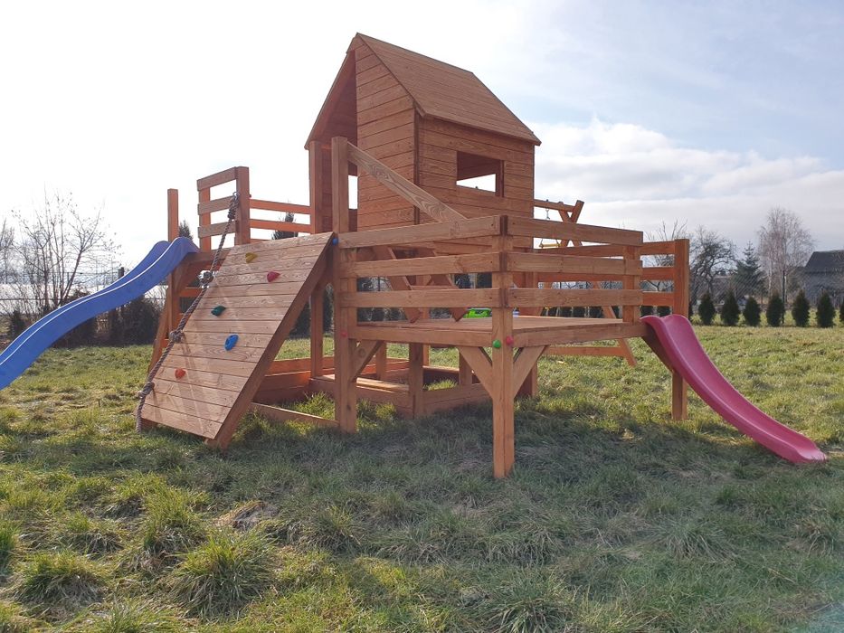 Plac zabaw hustawka domek piaskownica stolik