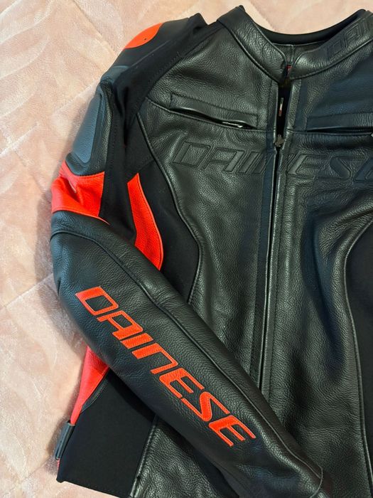 Casaco de mota feminino Dainese preto e vermelho