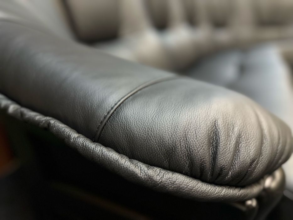 Новий шкіряний диван на дубі. Голандія. Нідерланди. Кожаный уголок.