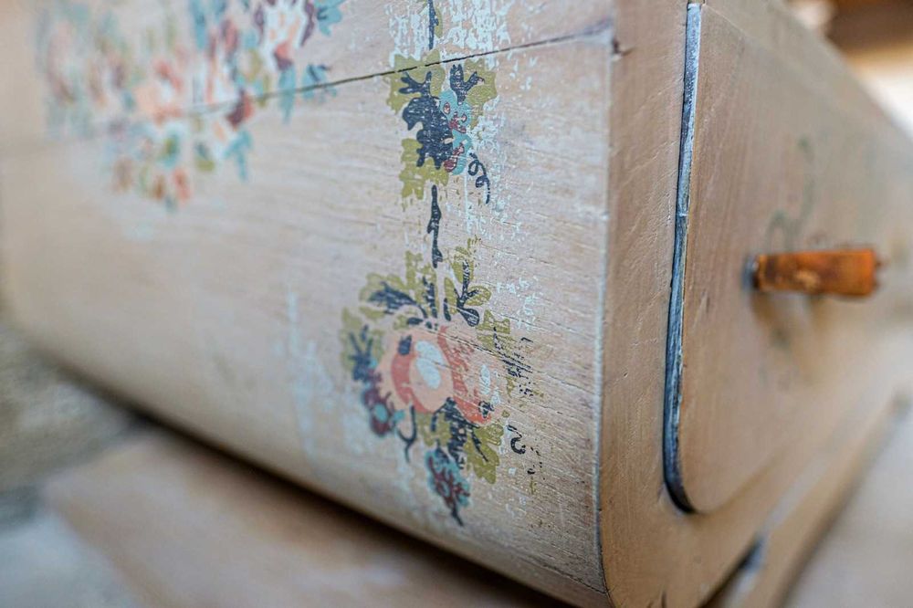Consola Deco com pintura decorariva.