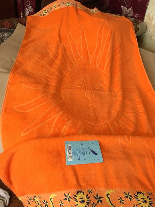 Полотенца махровые,разные,  Постельное белье. Покрывало.