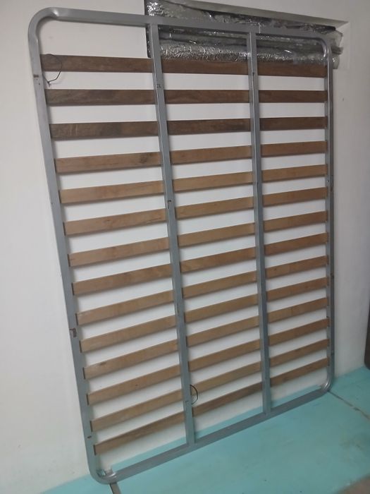 Estrado em ferro e msdeira mede 1.90 x1.40