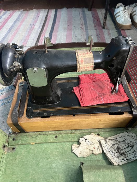 Механічна швейна машинка