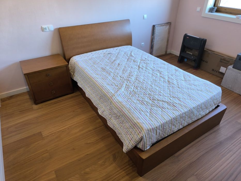 Cama com mesinha e colchão