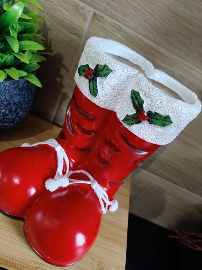 Czerwone świąteczne buciki ceramiczne