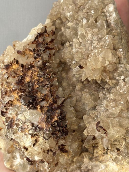 Kalcyt ‚Psie Kły” z hematytem - Maroko