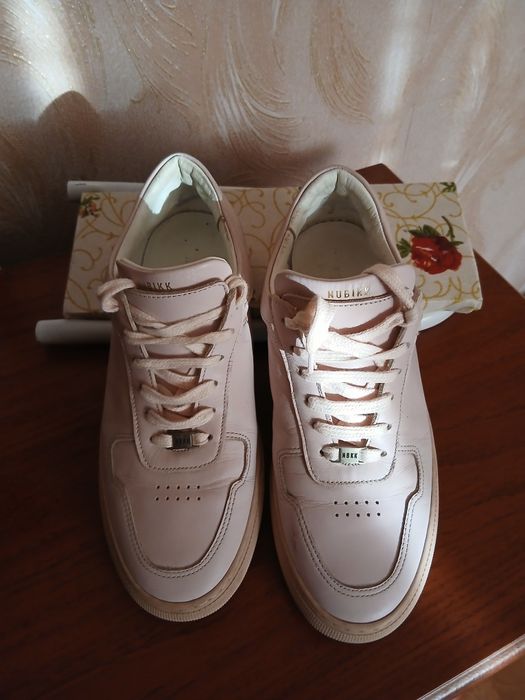 Кроссовки кожаные бежево-розовые.