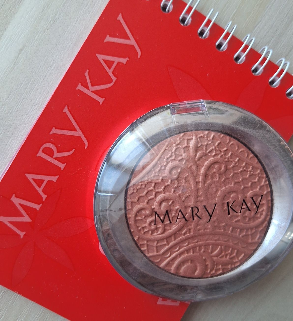 Продам румяна Mary Kay.
Lace Coral. 7g.