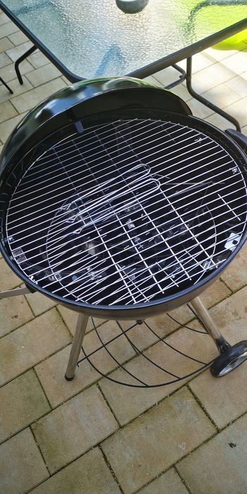 NOWY Grill węglowy z pokrywą