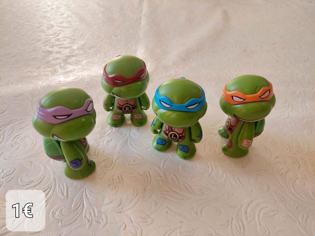 Variados bonecos