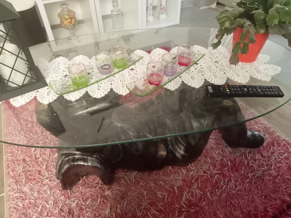 Vendo mesa com tampo em vidro