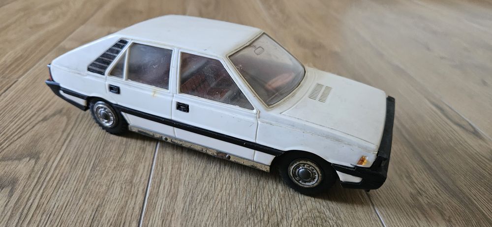 Stara zabawka FSO Polonez CZZ kremowy biały samochod duzy stary kolekc