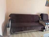 Zadbana wersalka kanapa sofa w ciemnym kolorze