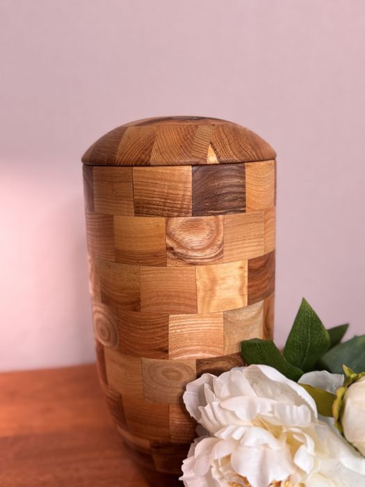 Урна для праху з дерева