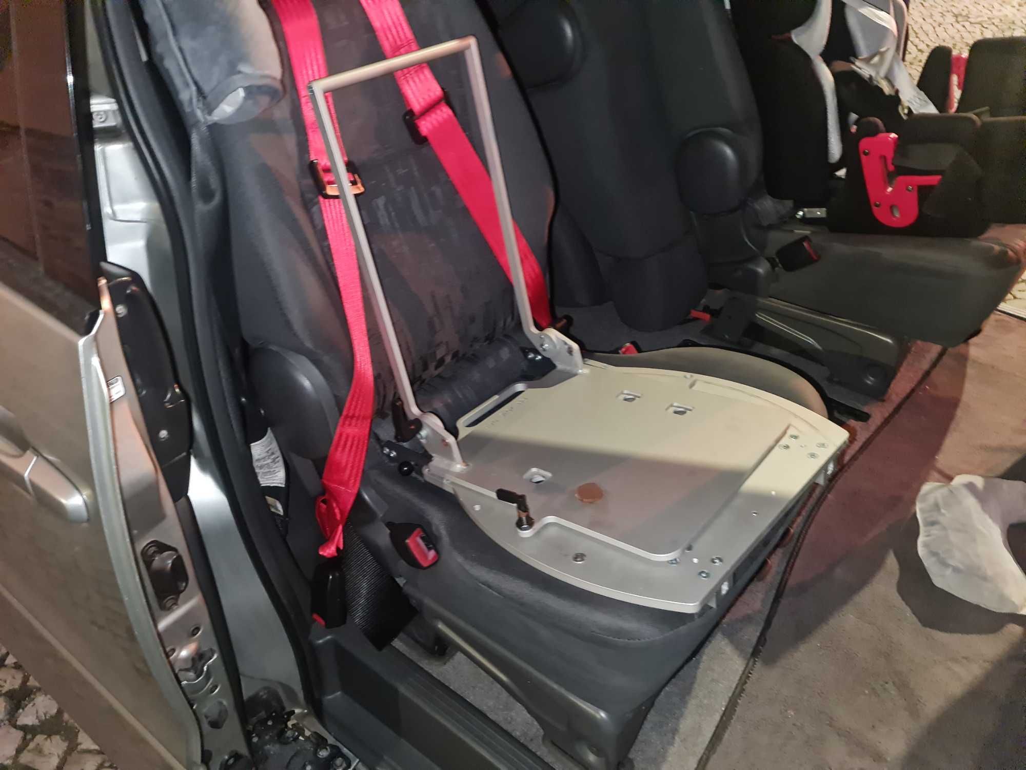 Cadeira auto de transporte de criança especial com sistema isofix.