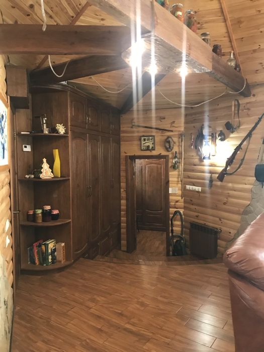 Дім у лісі біля озера з каміном під Києвом. Завжди є світло