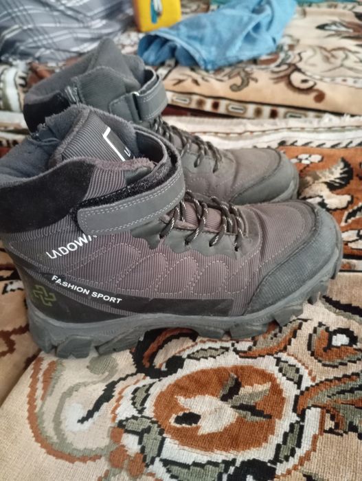 Продам зимние ботинки на мальчика 36-37р