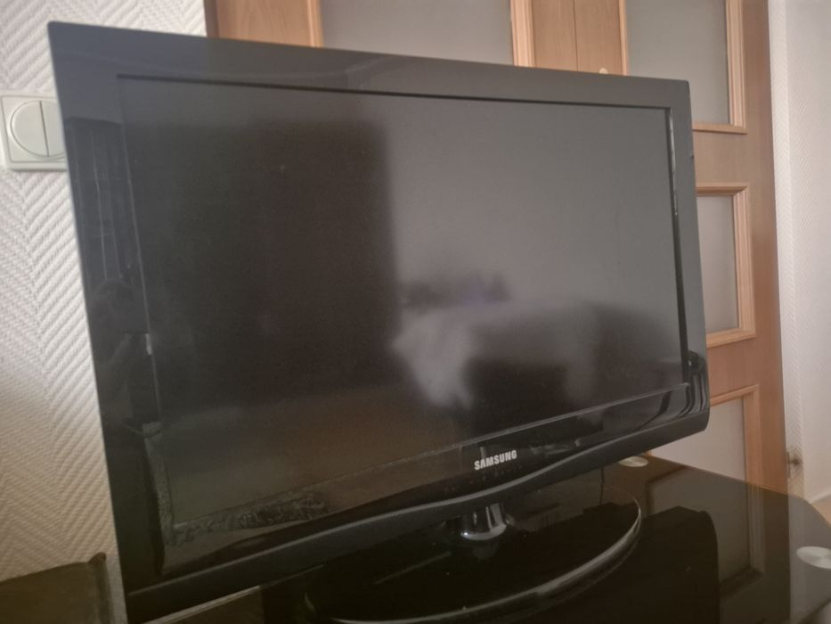 Телевизор Samsung 32" + тумба під телевизор