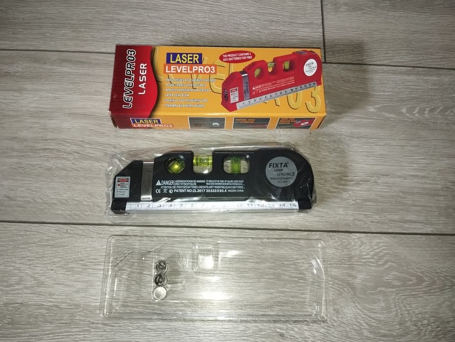 Poziomica laserowa z trzema libelkami