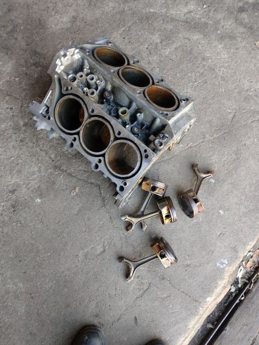 Stolik z silnika v6 -blok