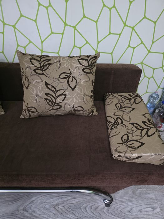 Brazowa rozkładana kanapa 140x200 z pojemnikiem