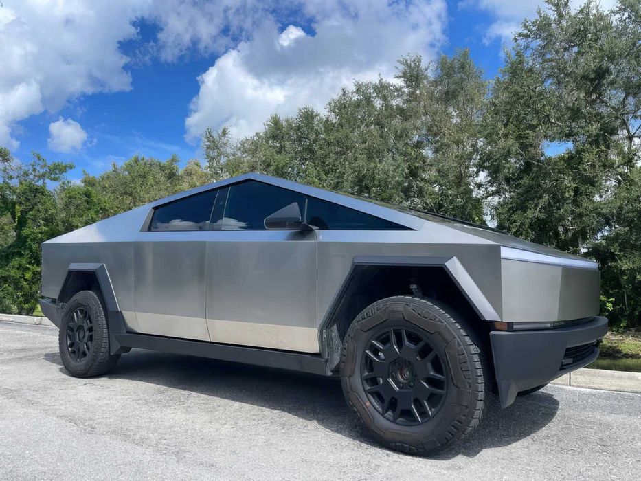 Tesla Cybertruck      2024