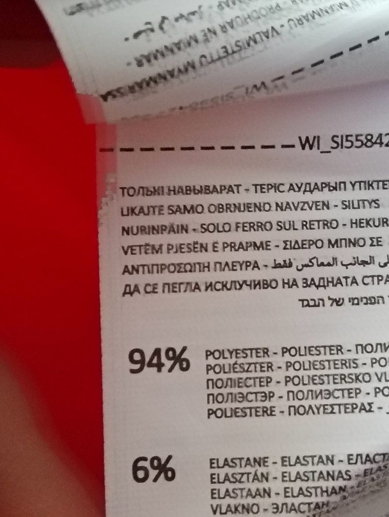 Śliczna sukienka z ozdobą (3)