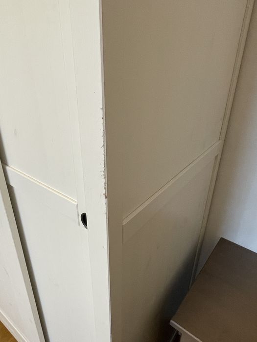 Biała szafa IKEA Hemnes