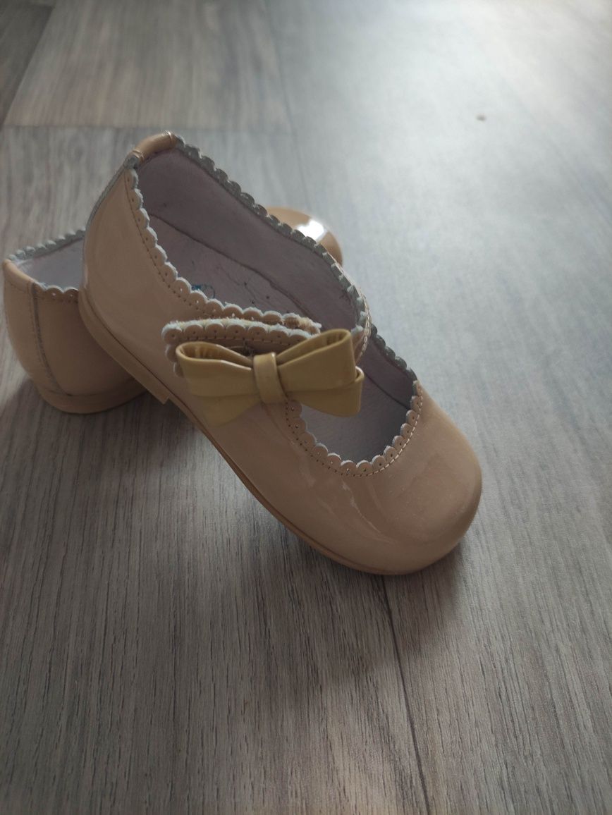 Sapato verniz creme 22