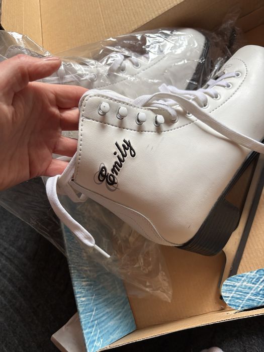 Коньки белые почти новые