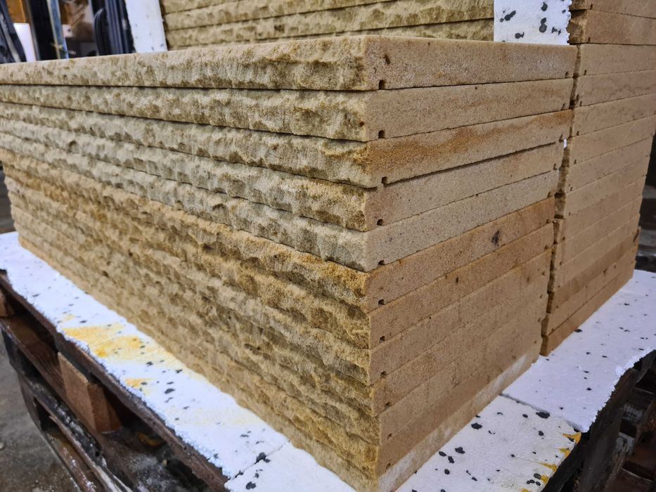 20. Czapka na mur | Piaskowiec | 100×30×4 cm | Boki boniowane / łupane