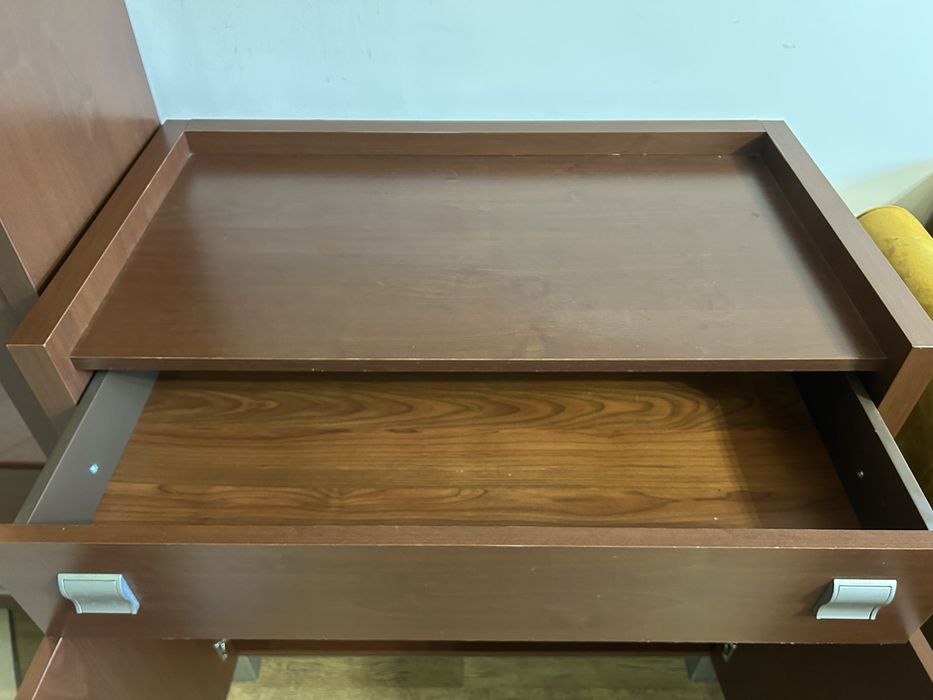 Witryna szklane półki i komoda ciemny orzech